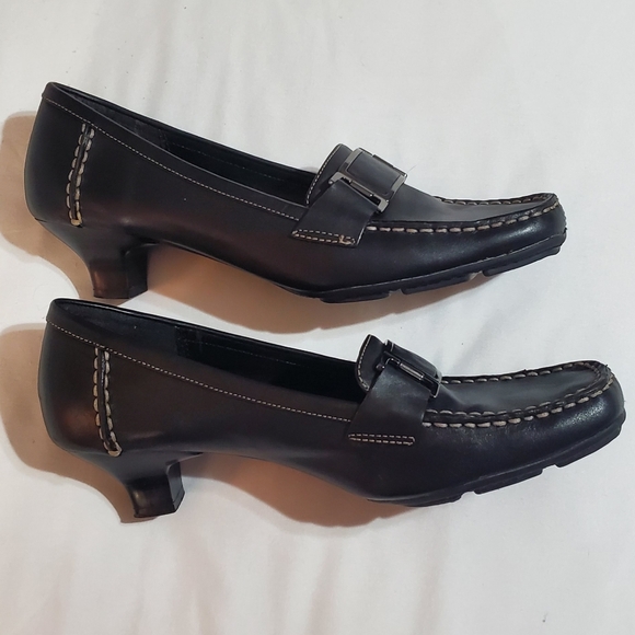 AEROSOLES Black Leather Kitten Heel Loafers. Rubber Soles. Sz 8.5 - Picture 3 of 6